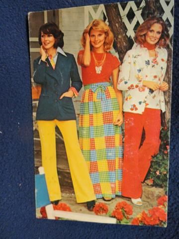 Queens Way to Fashion. 1976 Ad postcard. Fine color and condiiton 