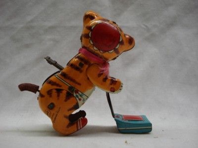 Linemar / Marx Vacuuming Cat Wind Up Toy W/ Original Box   Tin   1950 