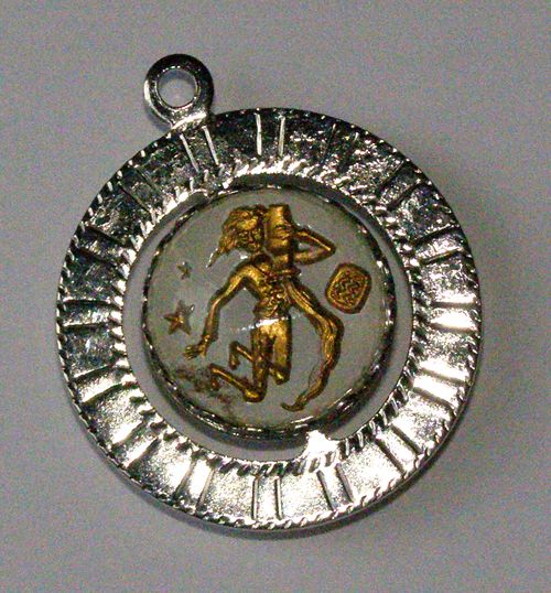 VINTAGE INTAGLIO GLASS ZODIAC ASTROLOGY AQUARIUS MOVING PENDANT  