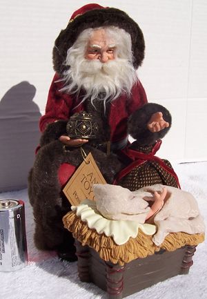 800682 A SPECIAL GIFT SANTA CLAUS BABY JESUS FIGURINE  