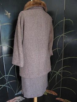   LOVELY WINTER WEIGHT 3/4 LENGTH COAT & SKIRT VINTAGE WALKING SUIT