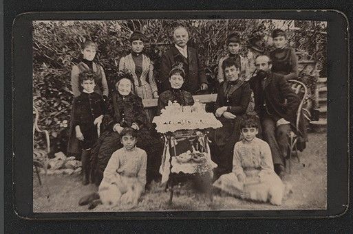 GROUP OF PEOPLE FAMILY OUTDOOR CDV PHOTO  