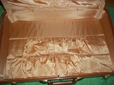 VINTAGE~TAPERLITE~TAN LUGGAGE~SUITCASE~PEACH SATIN~EXCT  