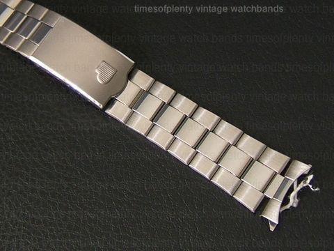 brushed matte outers with polished inner links very similar to a seiko 