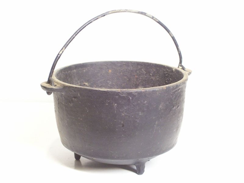 Vintage / Antique Wagner Black Cast Iron Footed Cauldron Kettle Pot 