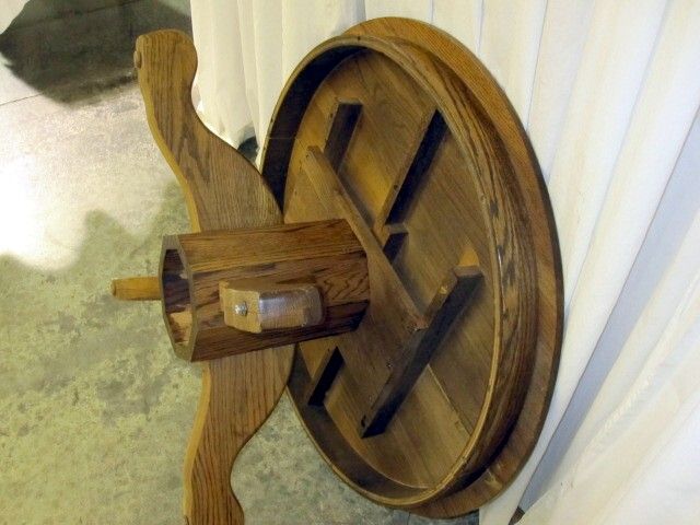 Vintage Round Dark Oak Coffee Table in Mint Condition Pedestal Style w 